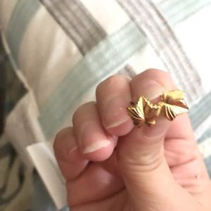 Gold post leafs earrings